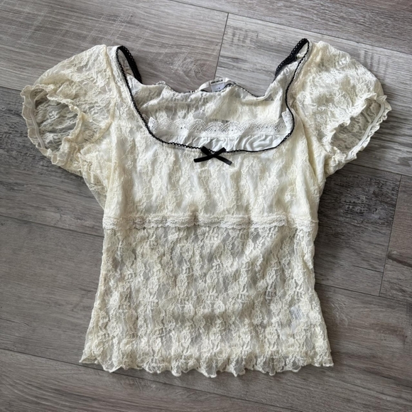 Elegant Cream Lace Top - Picture 1 of 6